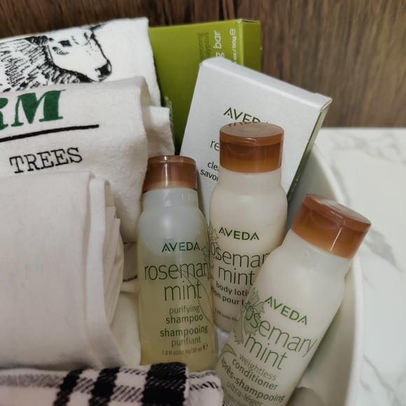 CHRISTMAS FOREST KITCHEN GIFT BOWL! FOUR HAND TOWELS AND AVEDA PRODUCTS. - Picture 8 of 8